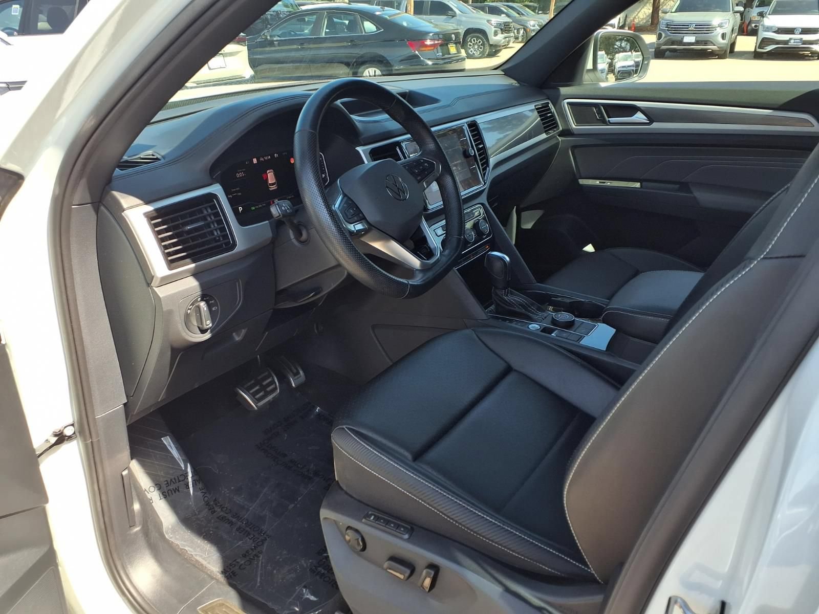 Certified 2022 Volkswagen Atlas Cross Sport SEL R-Line AWD/4WD image 18