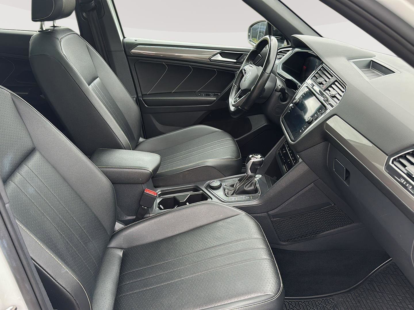 Certified 2023 Volkswagen Tiguan SE R-Line AWD/4WD image 15