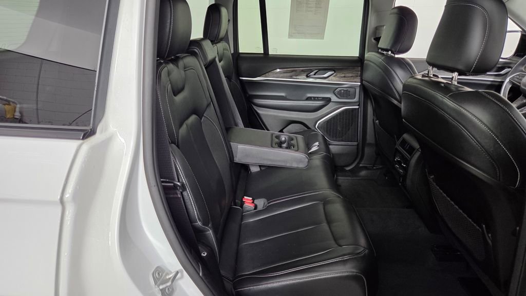 Used 2023 Jeep Grand Cherokee Limited w/ Black Appearance Package image 35