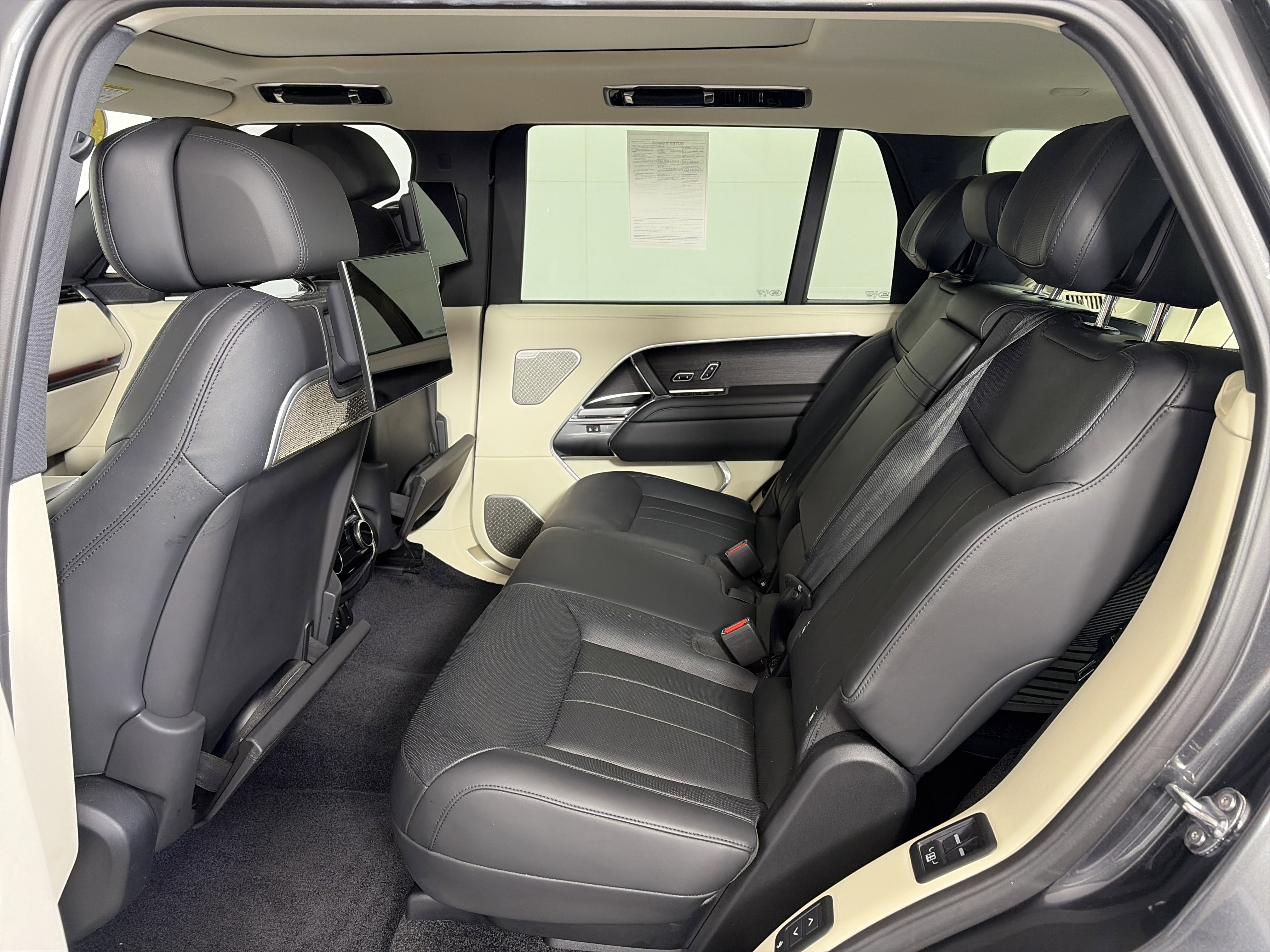 Used 2024 Land Rover Range Rover Long Wheelbase Autobiography image 7