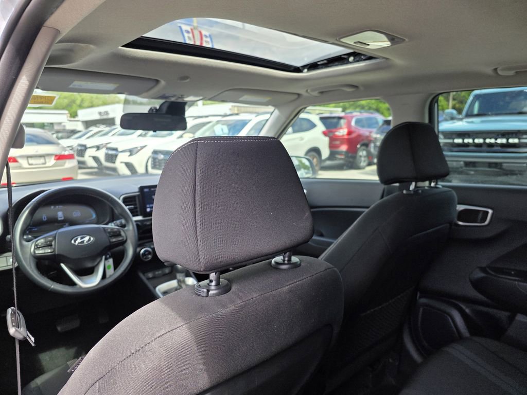 Used 2023 Hyundai Venue SEL FWD image 16