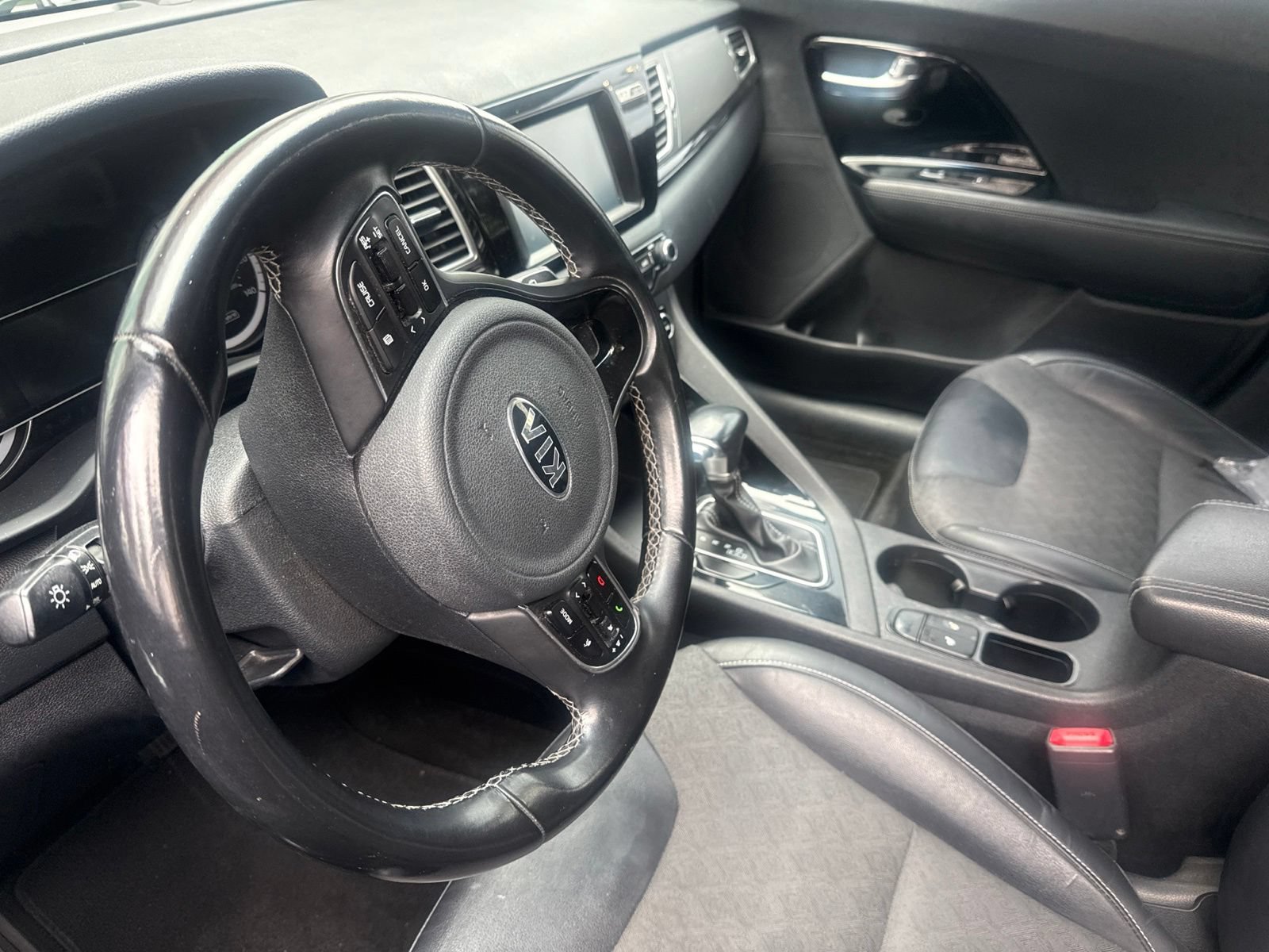 Used 2017 Kia Niro EX FWD image 9