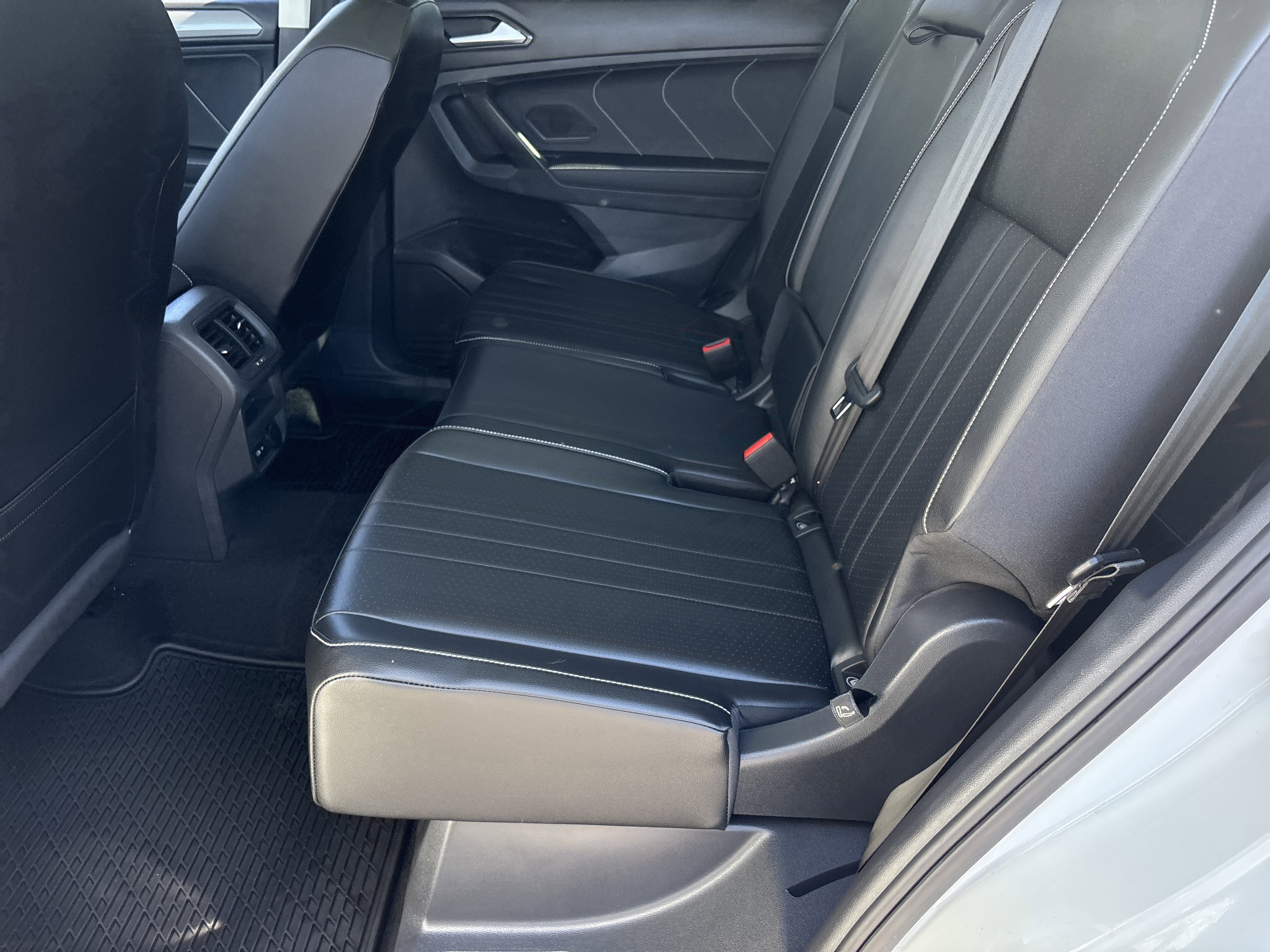 Used 2022 Volkswagen Tiguan SE image 16