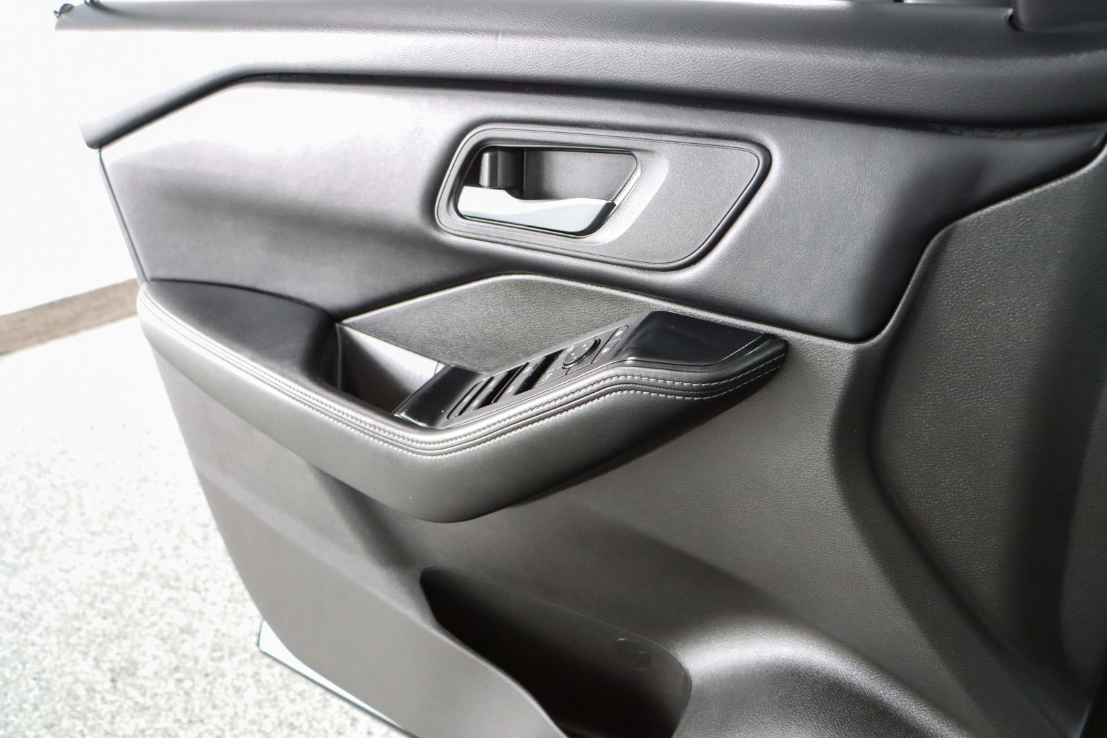 Used 2024 Nissan Rogue SV image 21