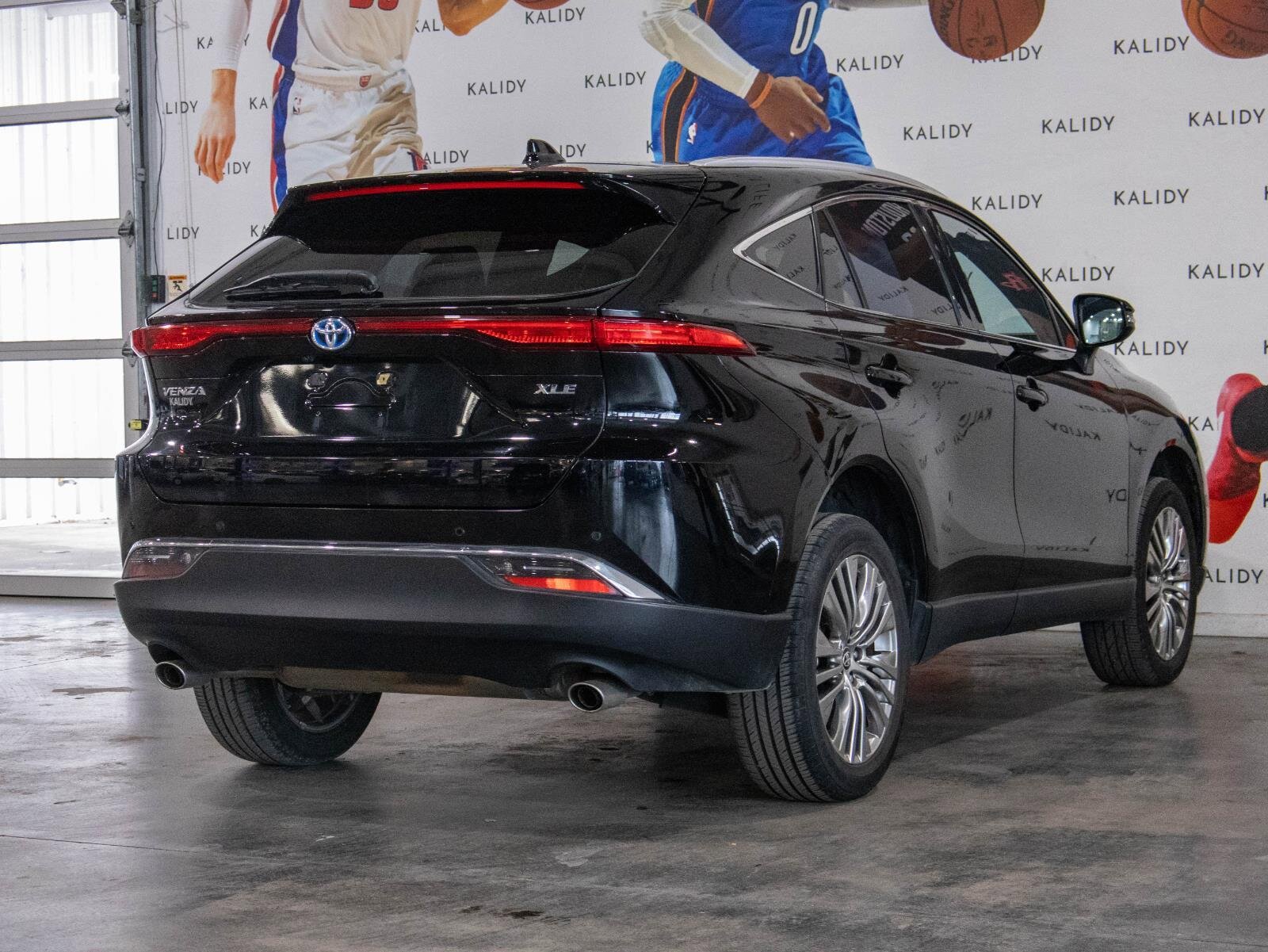 Used 2023 Toyota Venza XLE image 24