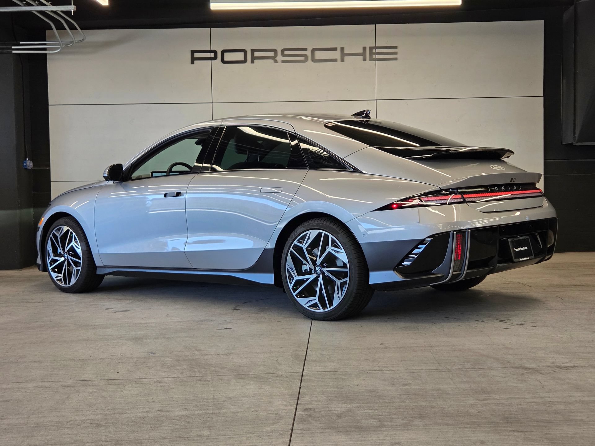 Used 2025 Hyundai Ioniq 6 Limited RWD image 3