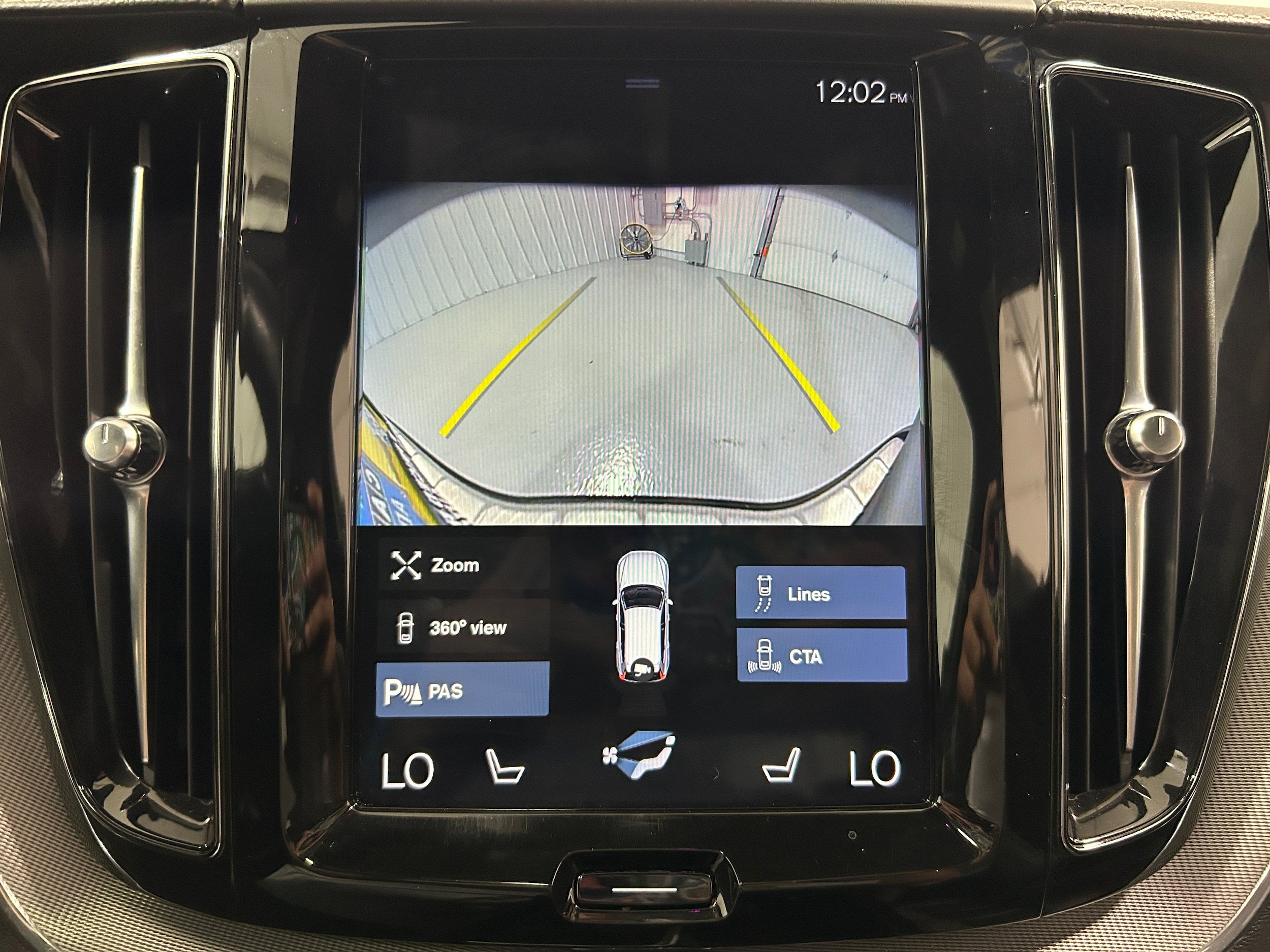 Used 2020 Volvo XC60 T6 R-Design w/ Protection Package Premier AWD/4WD image 9