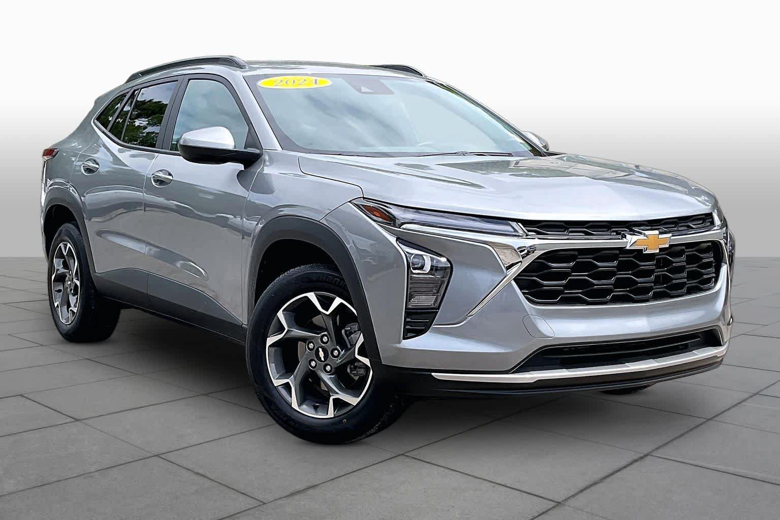 Used 2024 Chevrolet Trax LT w/ Driver Confidence Package FWD image 3