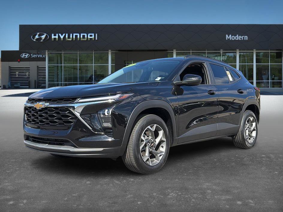 Used 2025 Chevrolet Trax LT image 1