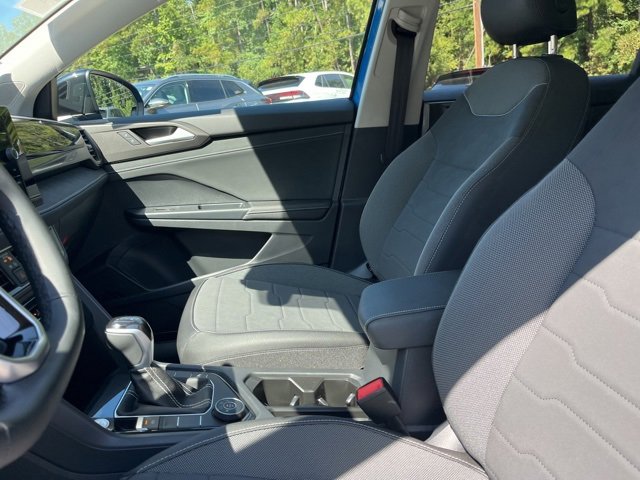 New 2025 Volkswagen Taos SE image 9
