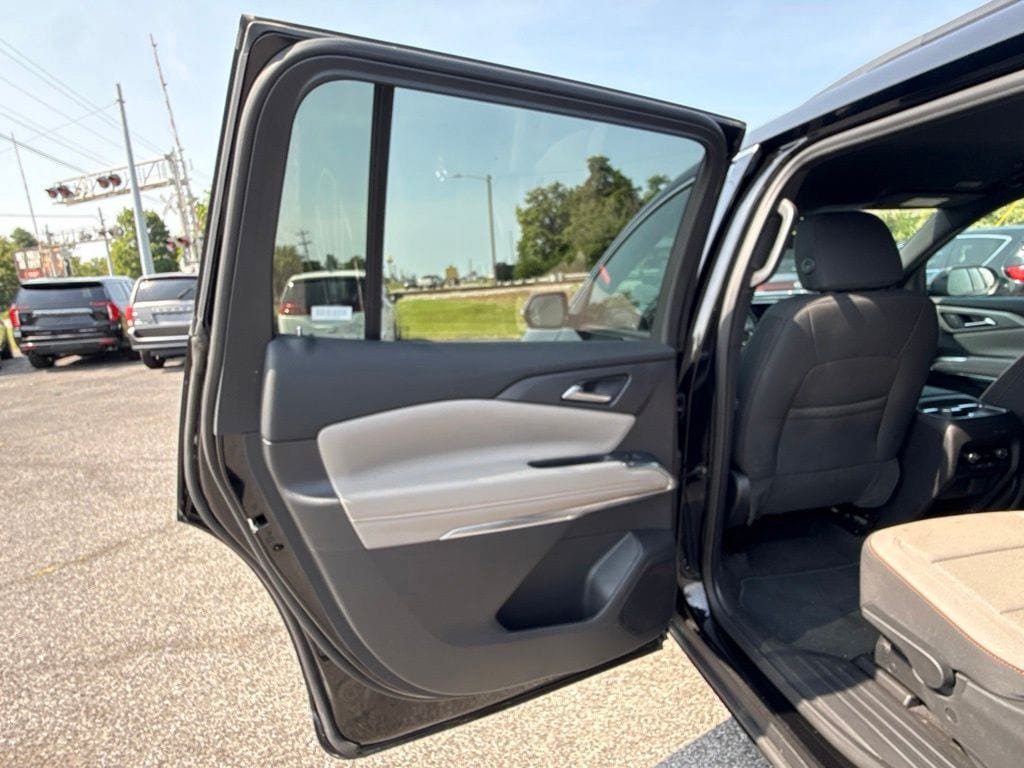 Used 2026 Chevrolet Traverse LT w/ Driver Confidence Package AWD/4WD image 11