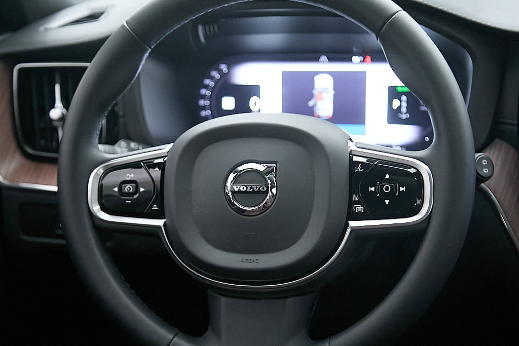 Certified 2023 Volvo XC60 T8 Ultimate w/ Climate Package AWD/4WD image 27