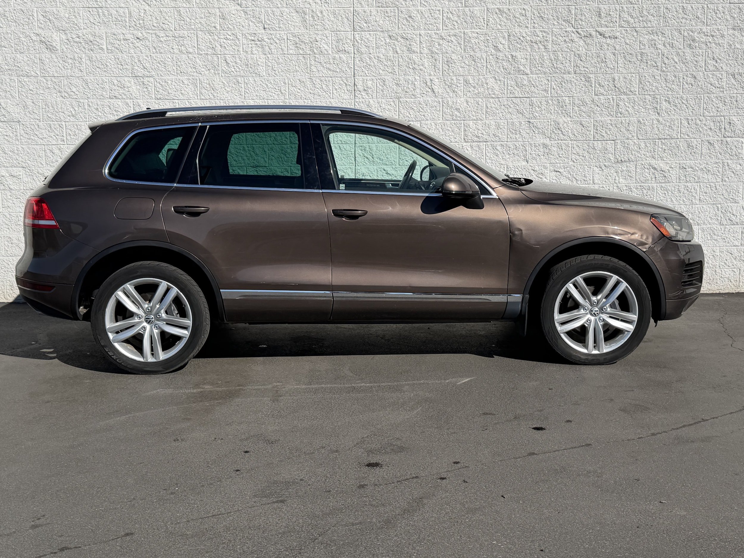 Used 2013 Volkswagen Touareg TDI AWD/4WD image 4