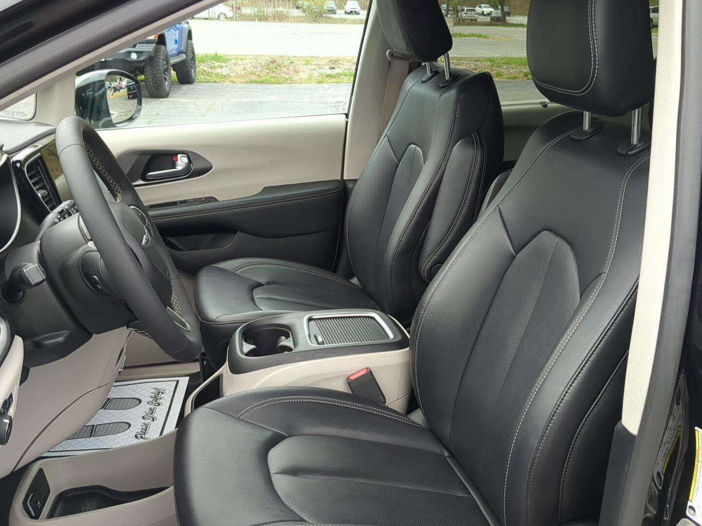 Used 2024 Chrysler Pacifica Touring-L FWD image 12