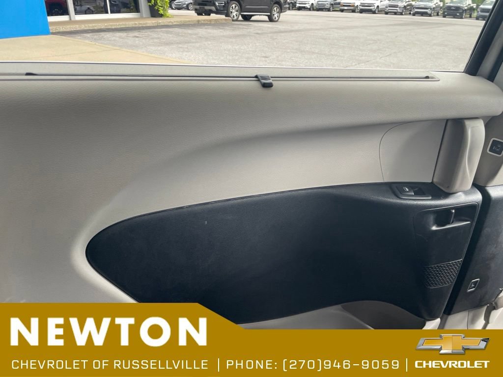 Used 2023 Chrysler Pacifica Touring-L FWD image 38