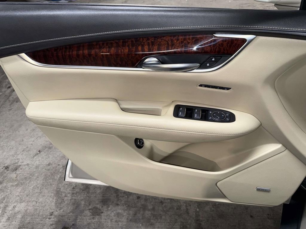 Used 2017 Cadillac XT5 Luxury w/ Driver Awareness Package image 19