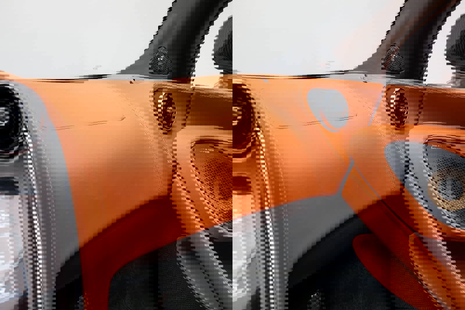 Used 2018 McLaren 570S Spider image 32