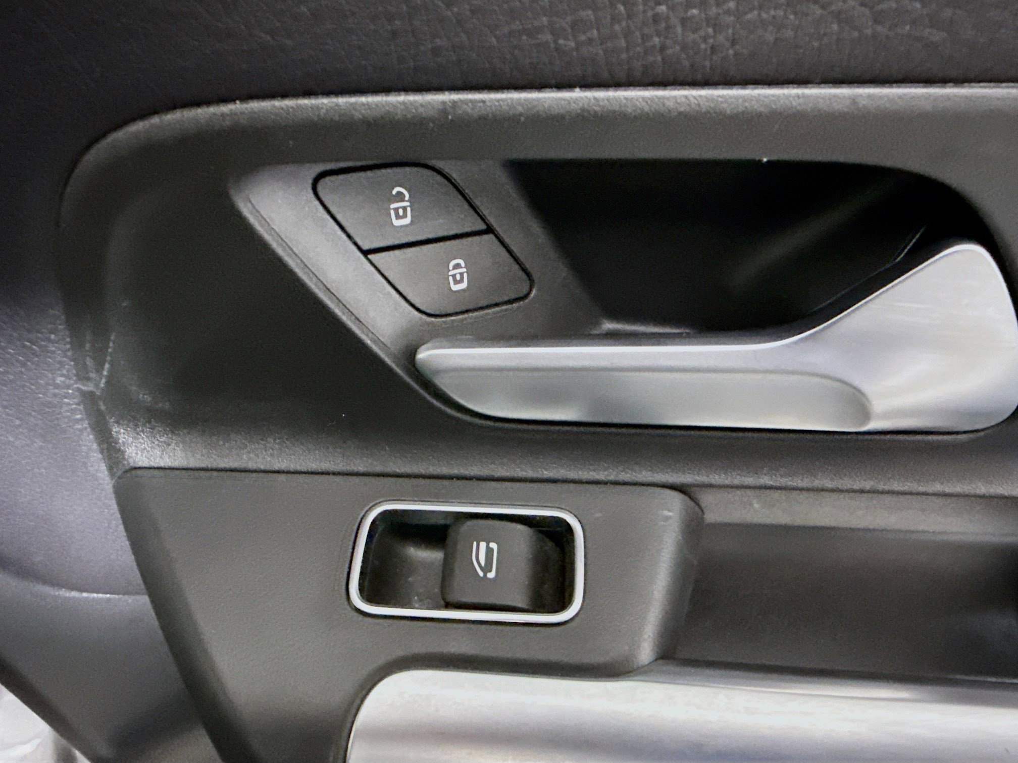 Used 2022 Mercedes-Benz GLB 250 w/ Premium Package Lite image 31