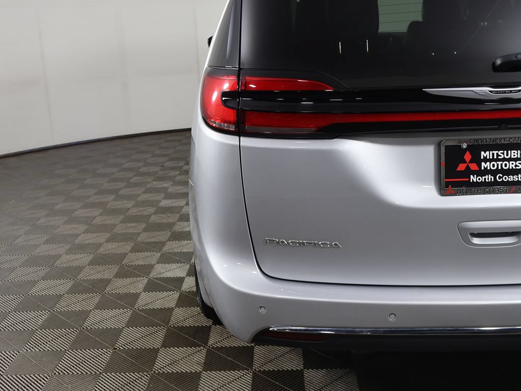 Used 2024 Chrysler Pacifica Touring-L FWD image 16