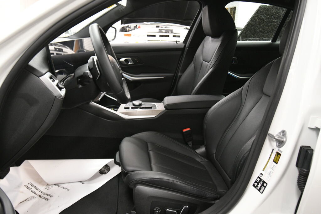 Used 2025 BMW 330i xDrive Sedan image 9