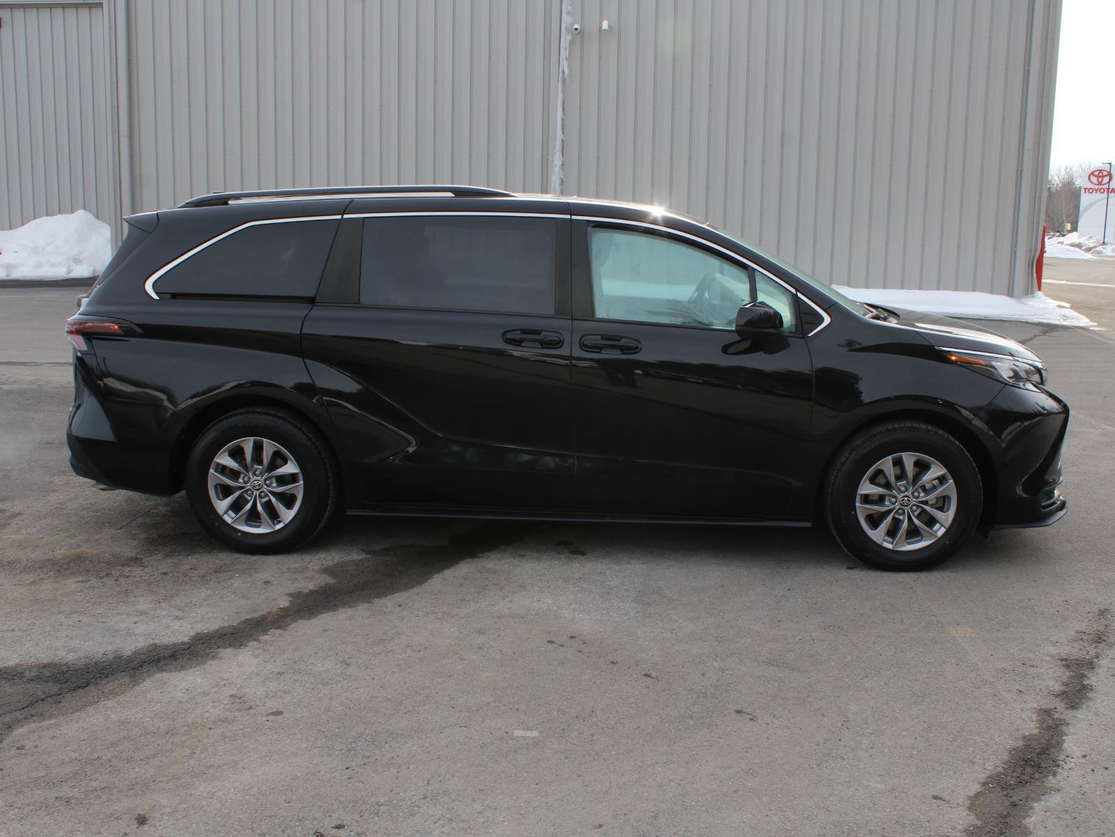 Used 2024 Toyota Sienna LE w/ LE Plus Package image 4