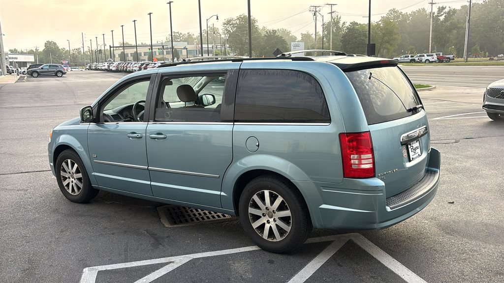 Used 2009 Chrysler Town & Country Touring FWD image 4