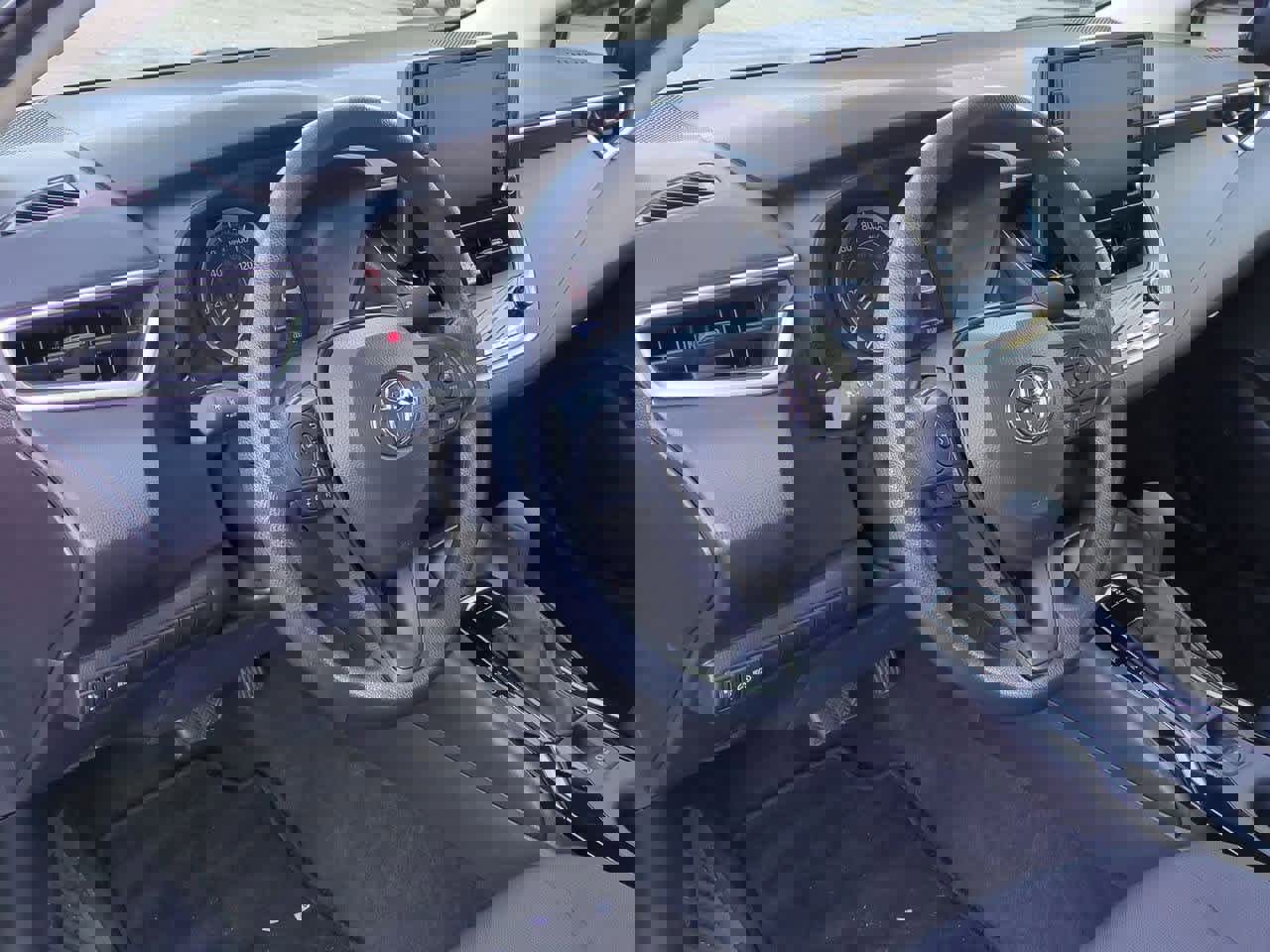 Used 2022 Toyota Corolla LE image 2