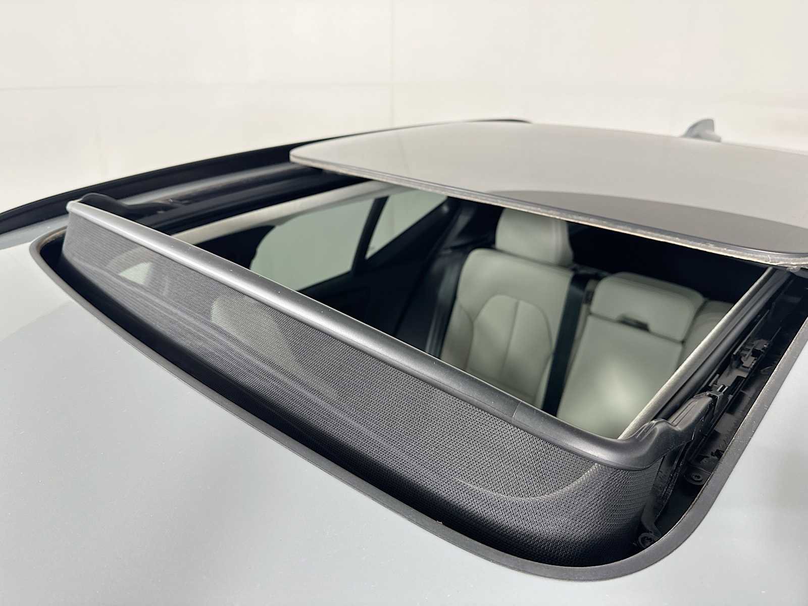 Used 2025 Volvo XC40 B5 Ultra w/ Protection Package image 19