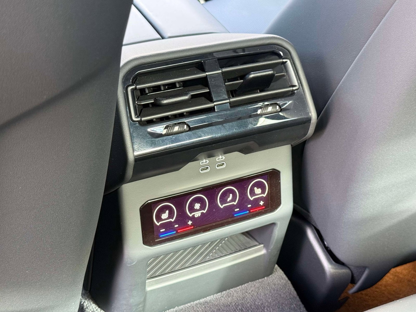 Used 2025 BMW M5 w/ Carbon Package image 28