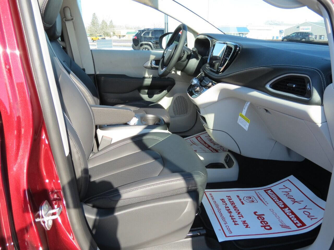 Used 2023 Chrysler Pacifica Touring-L image 10