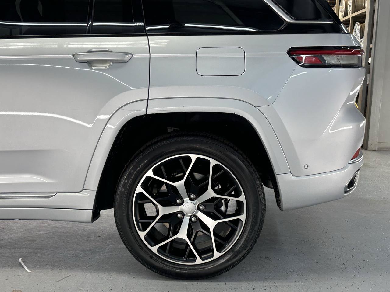 Used 2023 Jeep Grand Cherokee Summit AWD/4WD image 6