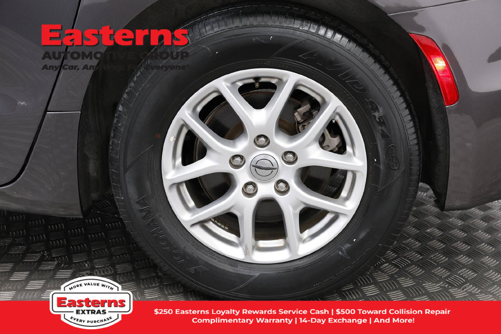 Used 2023 Chrysler Pacifica Touring-L FWD image 35