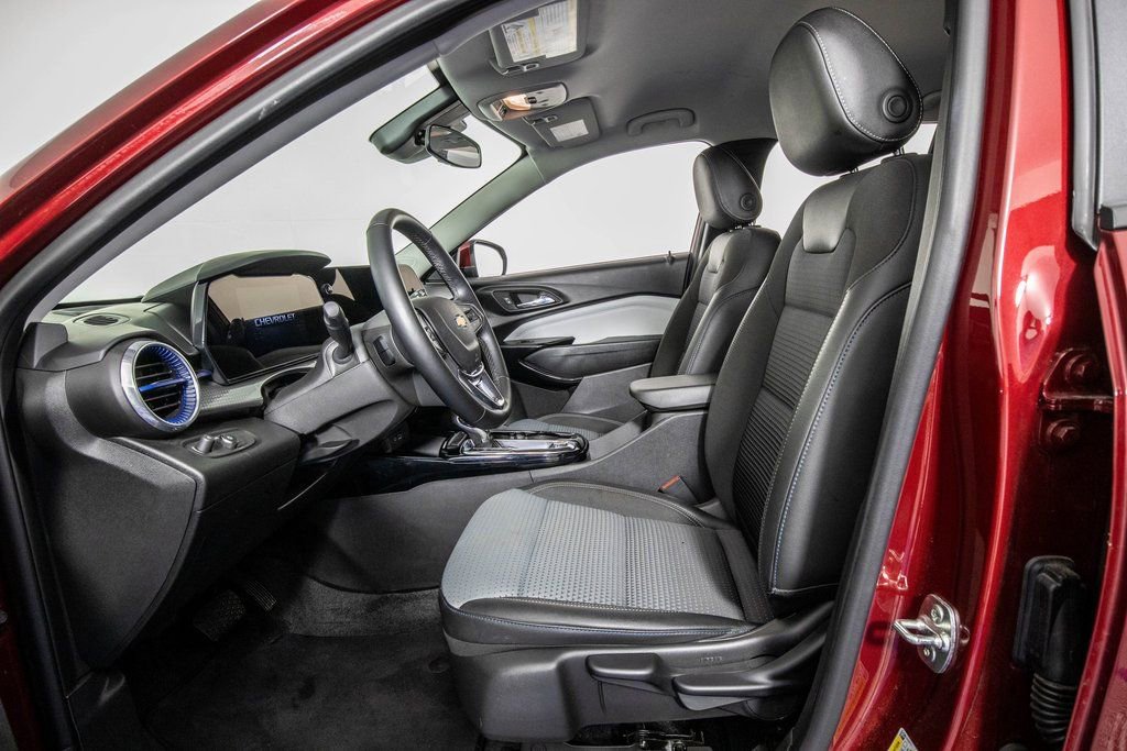 Used 2025 Chevrolet Trax LT w/ LT Convenience Package image 9