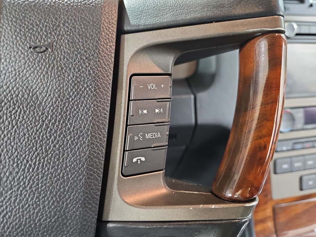 Used 2011 Lincoln Navigator L 4WD image 25