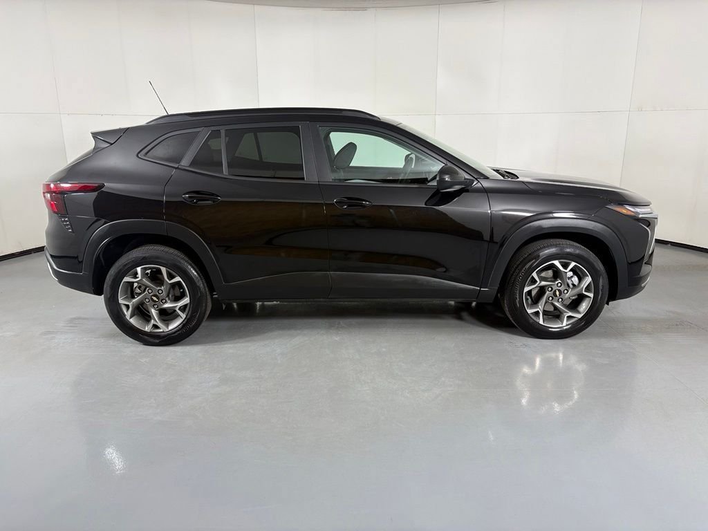 Used 2025 Chevrolet Trax LT FWD image 9