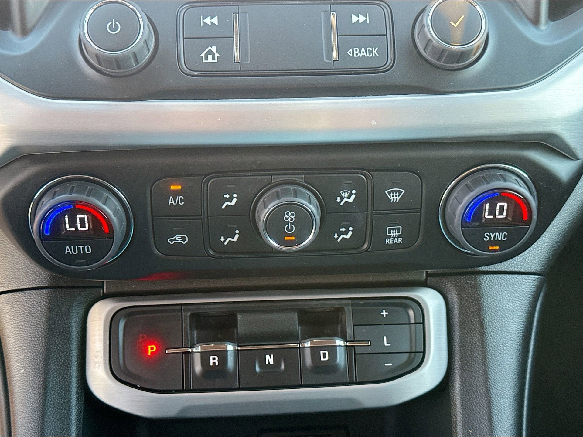 Used 2023 GMC Acadia SLT image 17