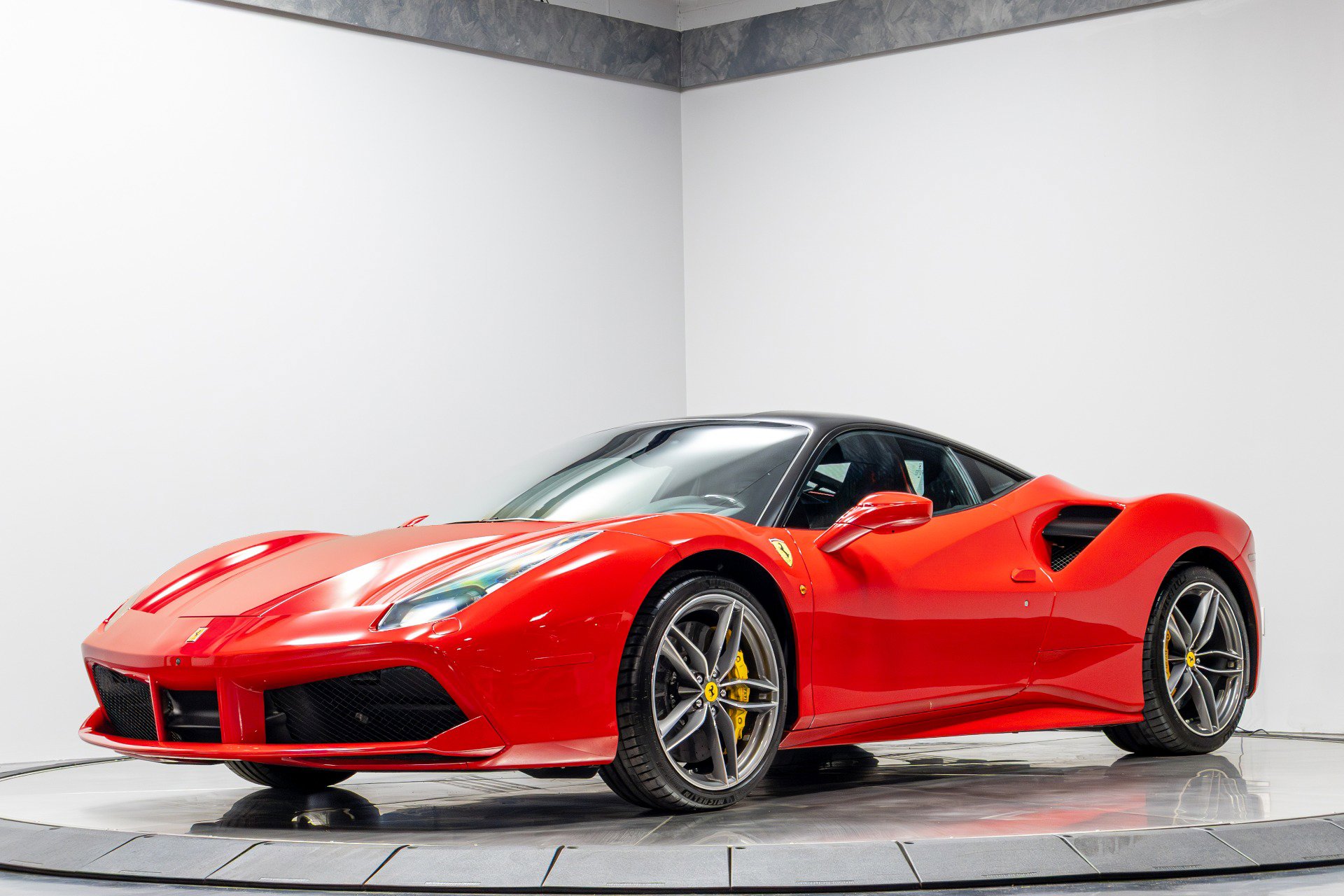 Used 2018 Ferrari 488 GTB image 2