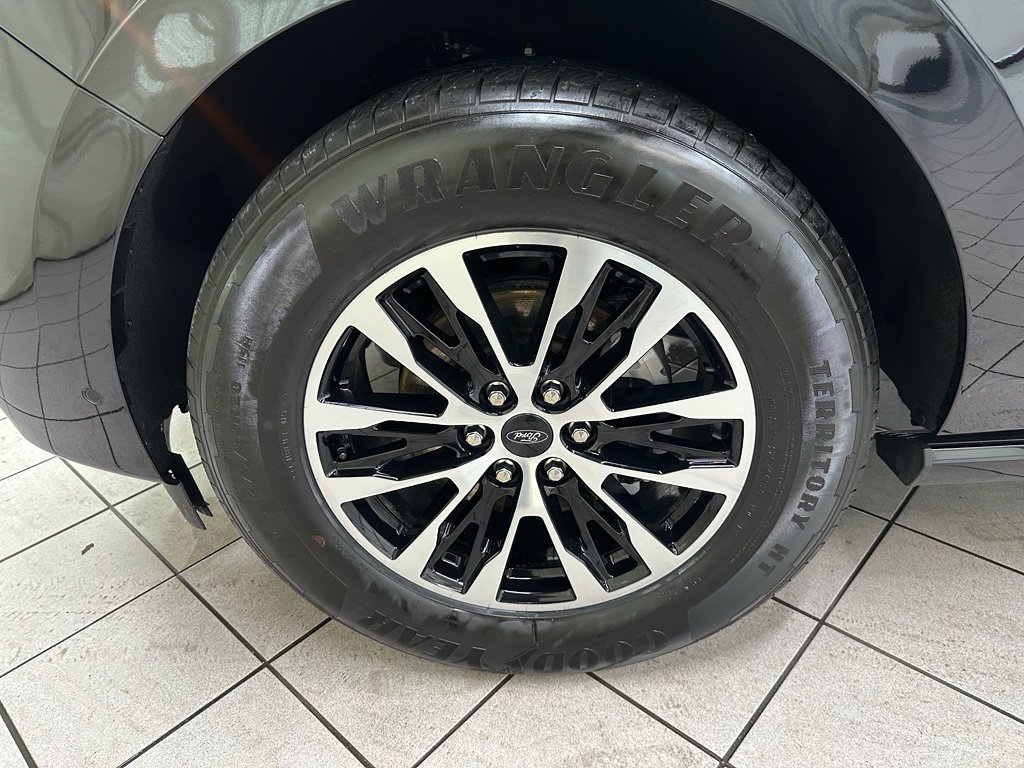 Used 2025 Ford Expedition Platinum image 11