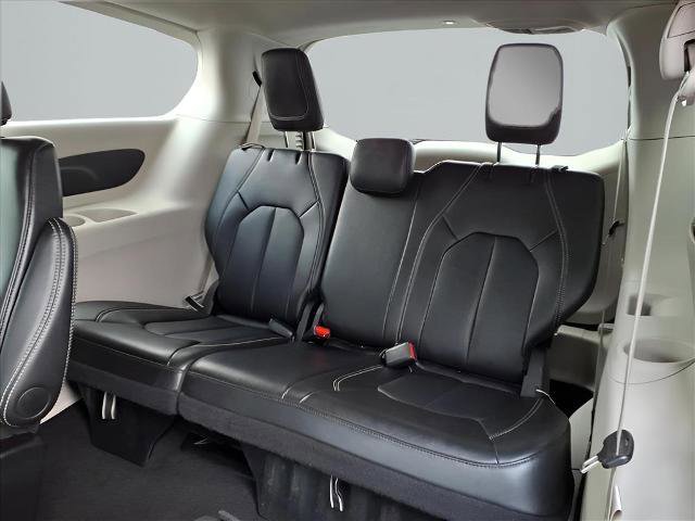 Used 2024 Chrysler Pacifica Touring-L image 23