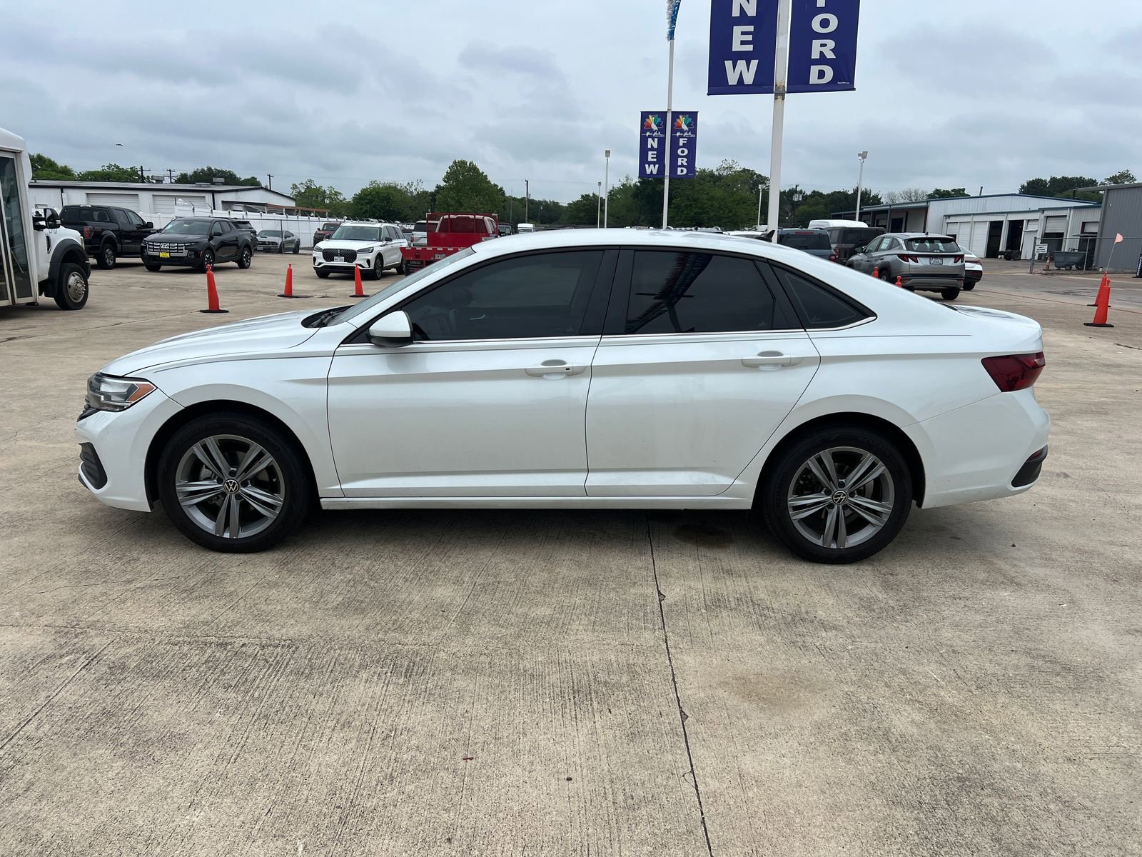 Used 2023 Volkswagen Jetta SE FWD image 6