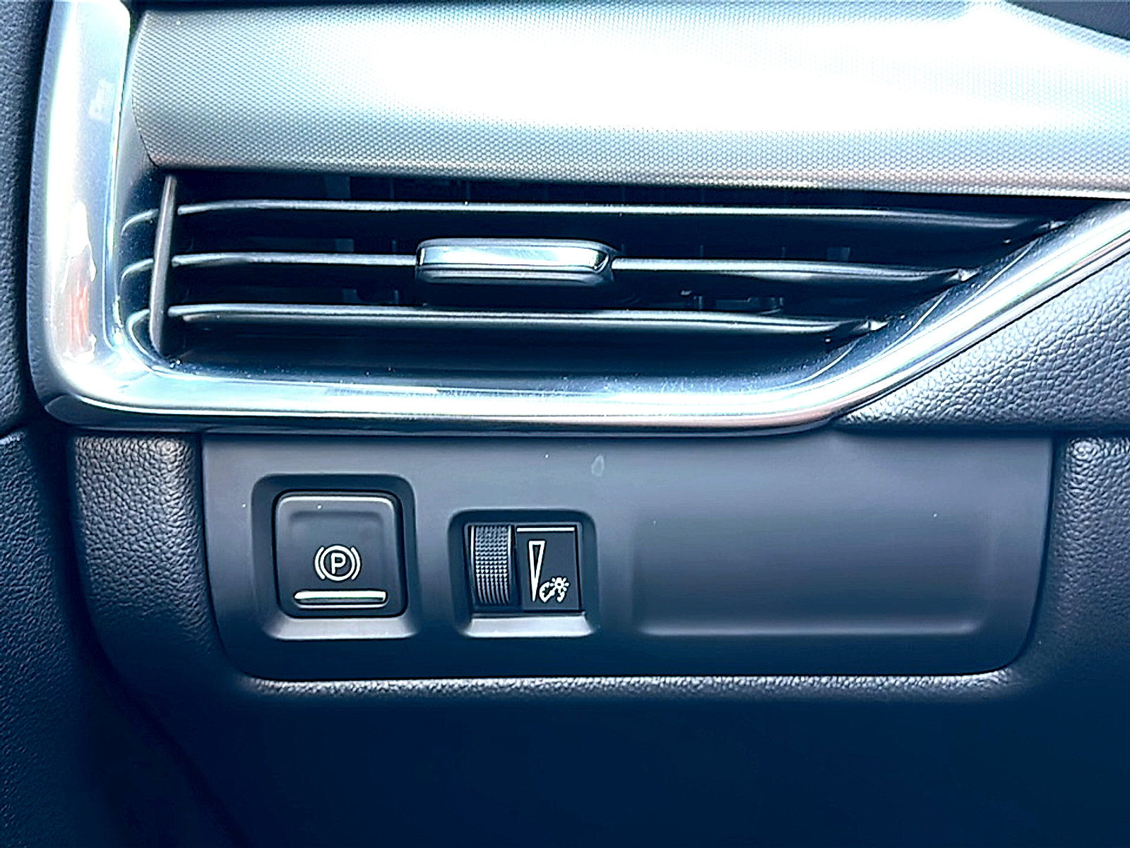 Used 2022 Cadillac XT4 Premium Luxury w/ Enhanced Visibility Package FWD image 36