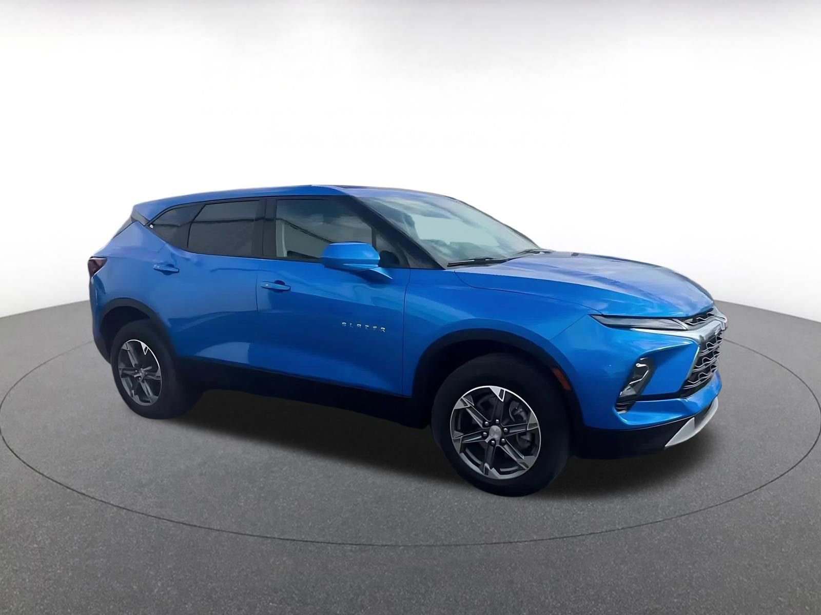 Used 2025 Chevrolet Blazer LT image 2