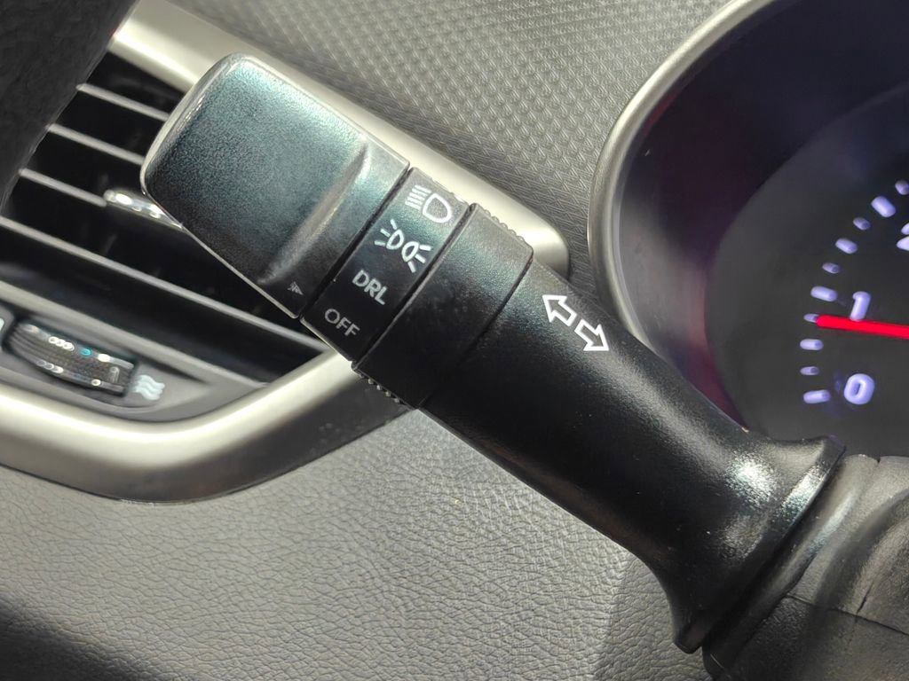 Used 2016 Hyundai Veloster image 13