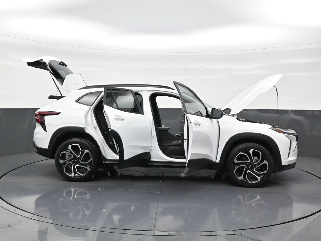 Used 2026 Chevrolet Trax RS w/ Sunroof Package FWD image 28