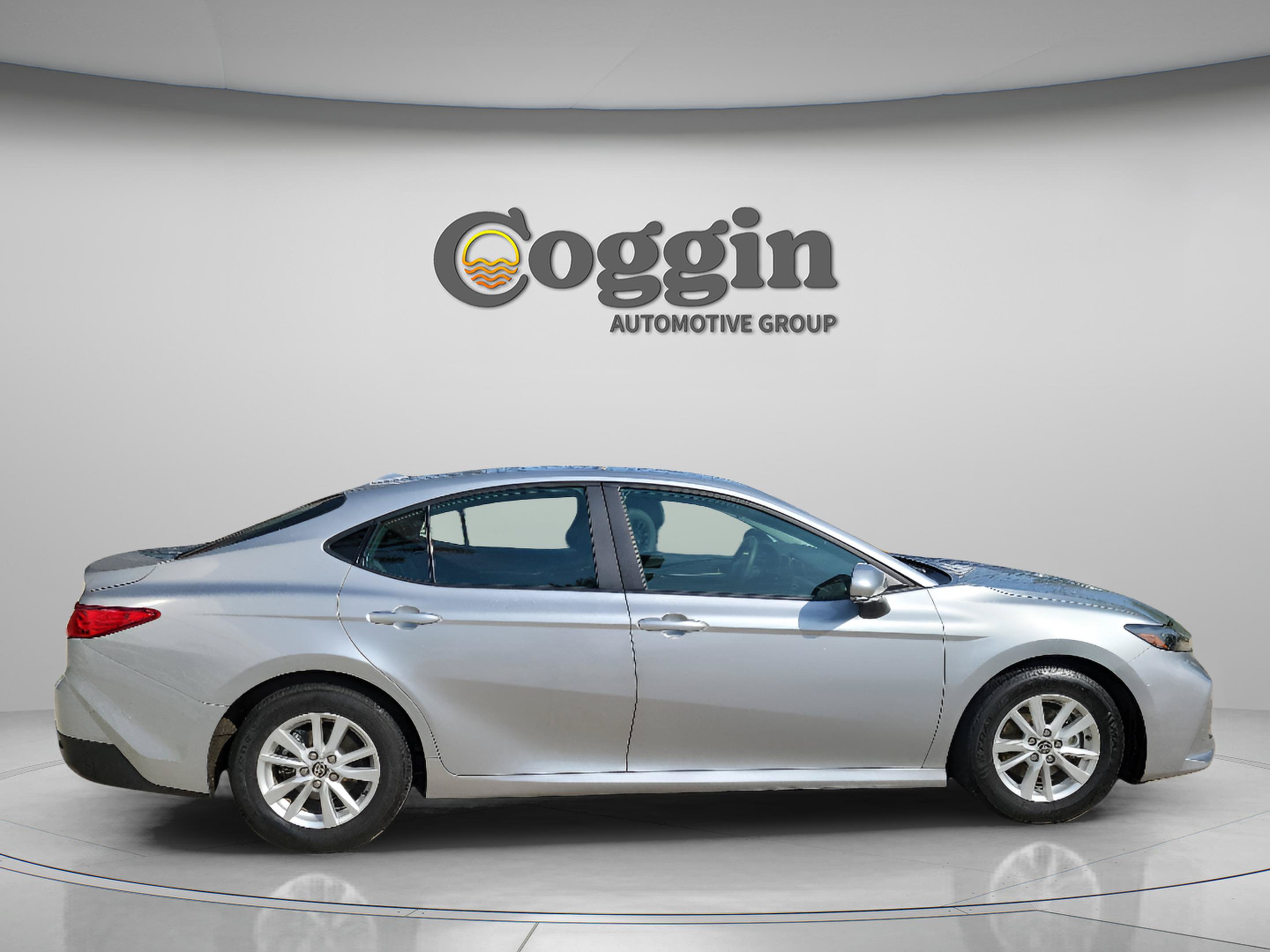 Used 2025 Toyota Camry LE FWD image 4
