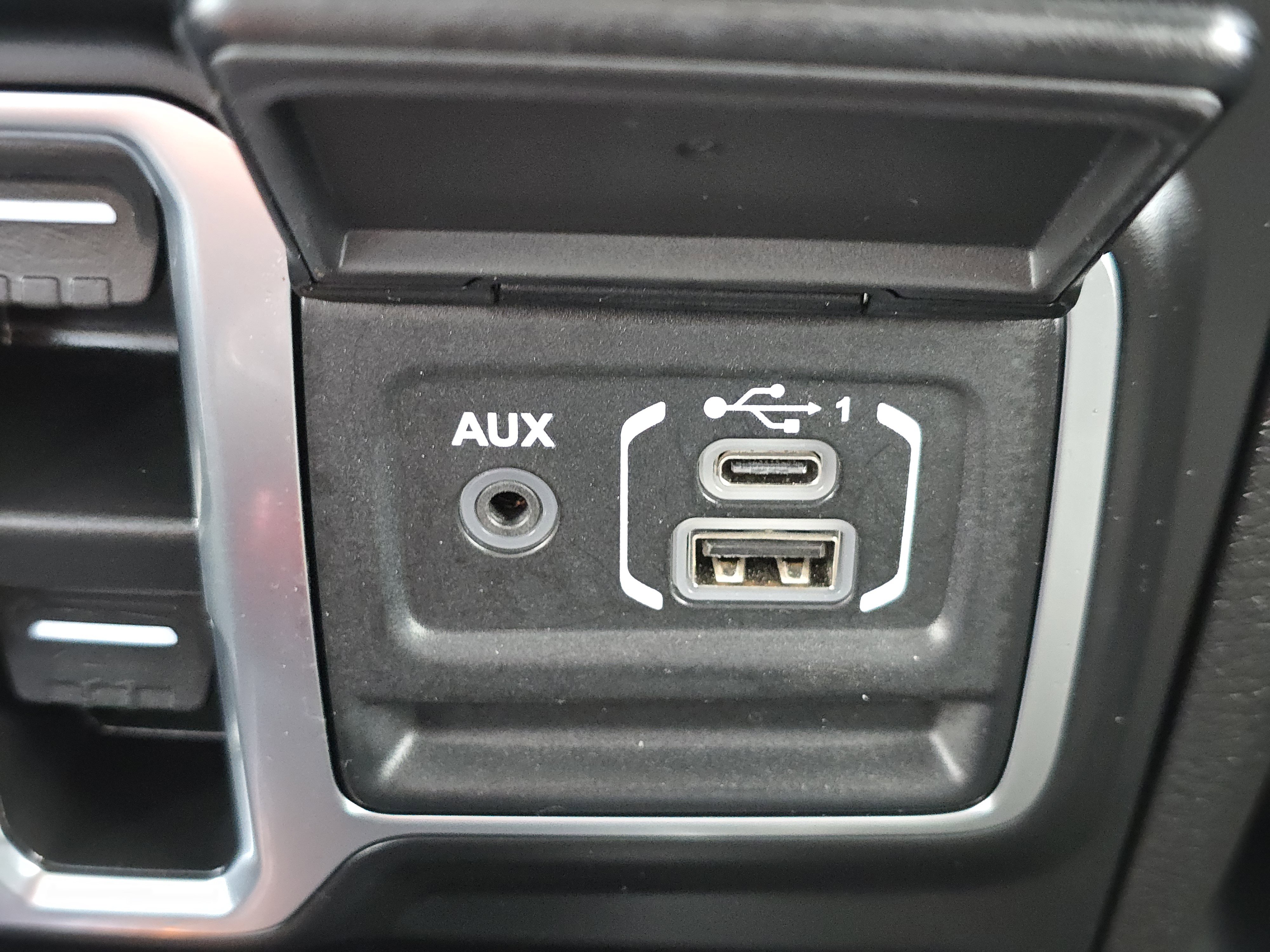 Used 2025 Jeep Wrangler Sahara image 26