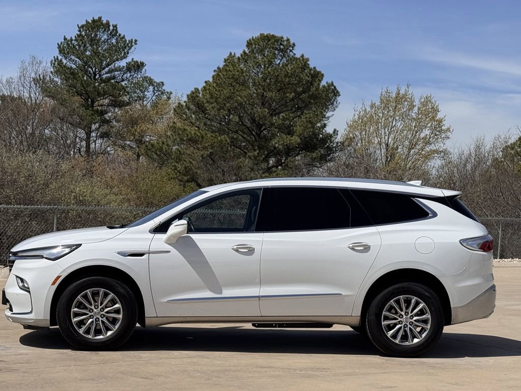Used 2024 Buick Enclave Essence image 3