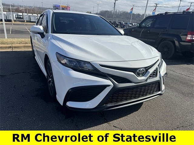 Used 2022 Toyota Camry SE image 2