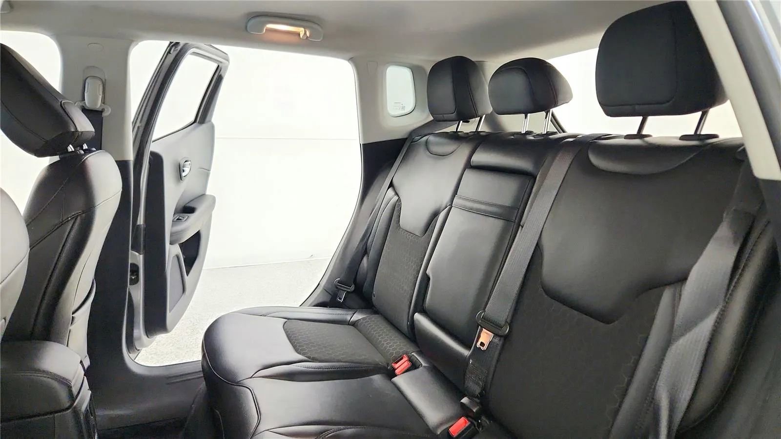 Used 2018 Jeep Compass Latitude AWD/4WD image 29