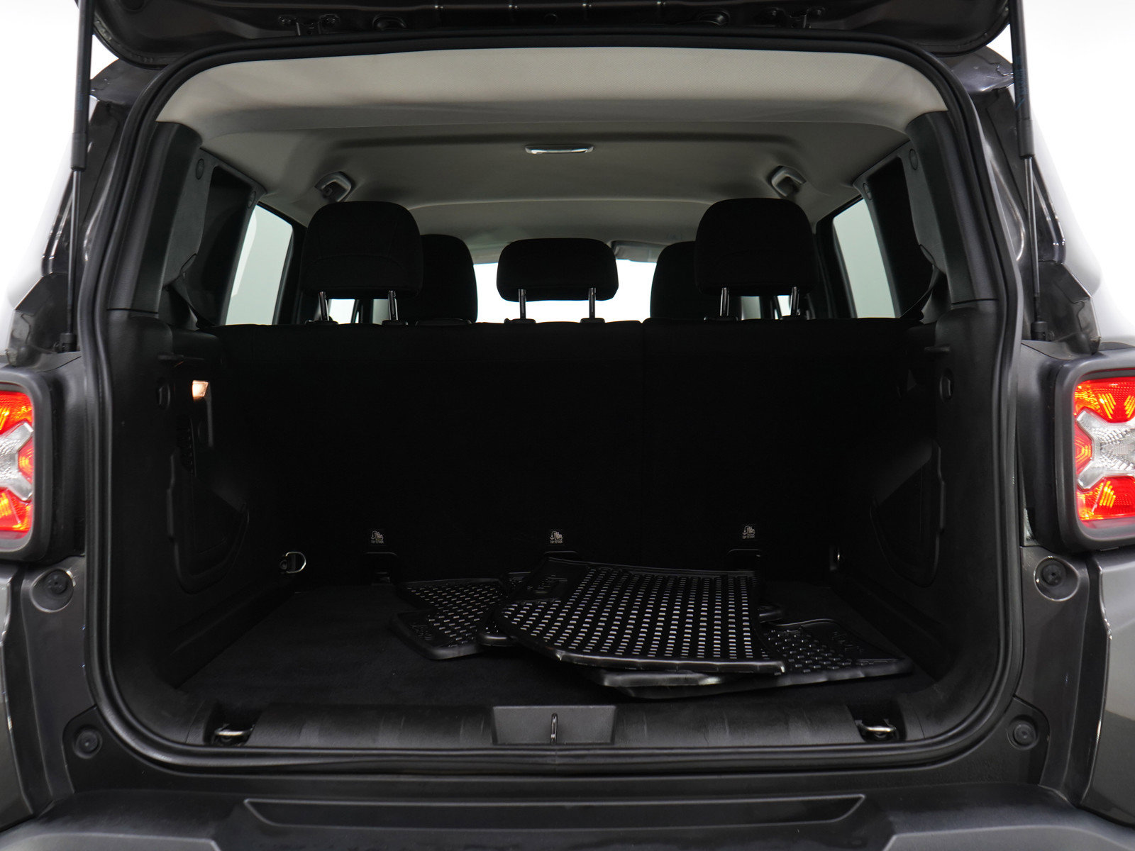 Used 2020 Jeep Renegade Latitude w/ Cold Weather Group AWD/4WD image 17